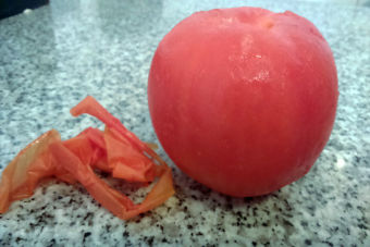 Cómo pelar un tomate sin cuchillo