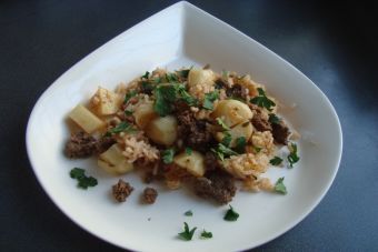 Prepara un guiso atomatado de carne, papas y arroz