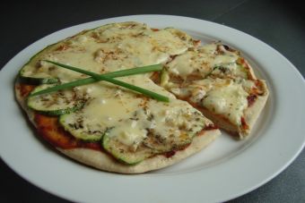 Prepara una pizza de zuchinni, ajo y parmesano