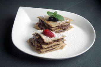 Prepara una torre de avena con salsa de plátano al cacao