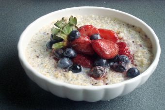 Cómo cocinar quínoa con leche y salsa de berries