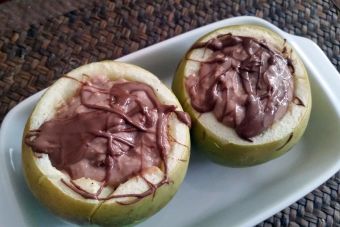 Cómo hacer manzanas rellenas de chocolate