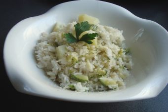 Cocinar arroz con papa y zapallo italiano