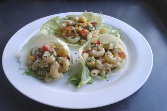 Canastos de lechuga con ensalada de pasta fría