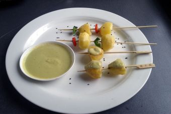 Cómo hacer papas en pincho con salsa picosa