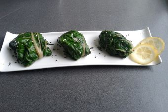 Rollos de acelga rellenos de arroz naranja