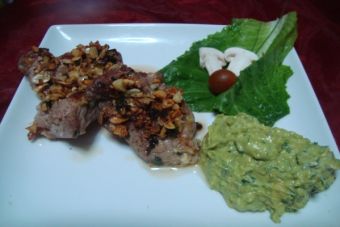 Cerdo con costra de almendras y puré de palta