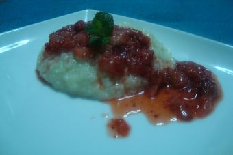 Mousse de arroz con leche con salsa de frutillas