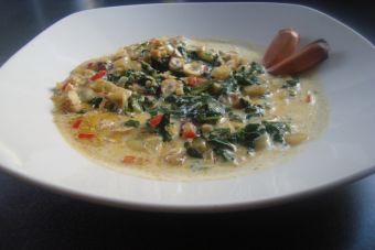 Acelgas a la crema con nueces y piñones