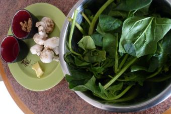 ​Ensalada de espinaca, champiñones y nueces