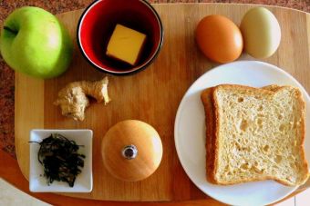 ​Desayuno energético: huevo en canasta acompañado de jugo y té antioxidante