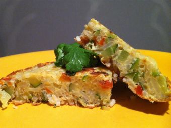 Reciclando comida: tortilla de arroz con verduritas y tocino