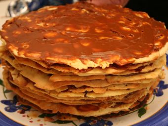 Torta de hojas con manjar y dulce de frambuesa