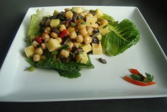 Prepara una Ensalada Mediterránea de Garbanzos