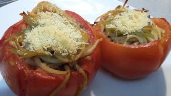 Prepara tomates al horno con tallarines