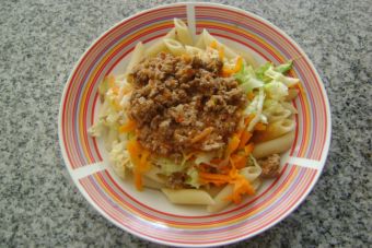 Prepara una Ensalada de pasta corta con carne molida