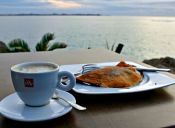 Pequeñas cosas increíbles: un café mirando el mar