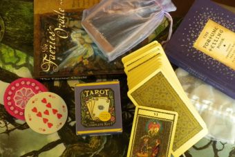 Obsesión por el tarot, horóscopo y brujería