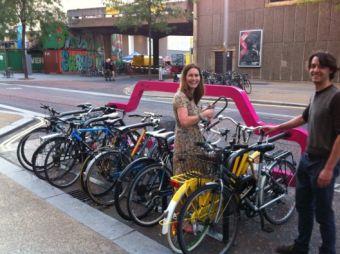 En 1 estacionamiento de auto caben 10 bicis