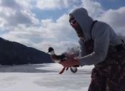 Video: Pescador salvó la vida de un pato de casualidad