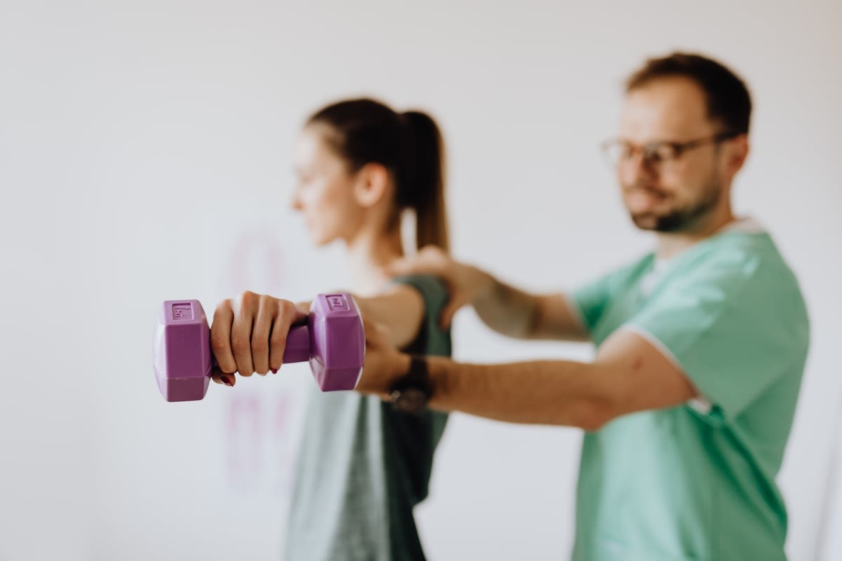 Estimulación muscular eléctrica en terapia física. El terapeuta