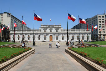 ¿En cuál institución acreditada puedo estudiar Administración Pública?