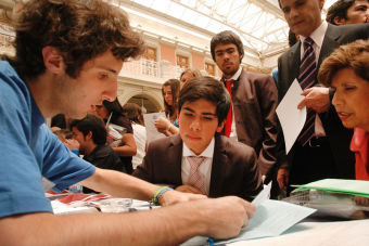 ¿En cuál institución acreditada puedo estudiar Trabajo Social?