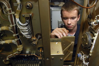 ¿En cuál institución acreditada puedo estudiar Electrónica Industrial?