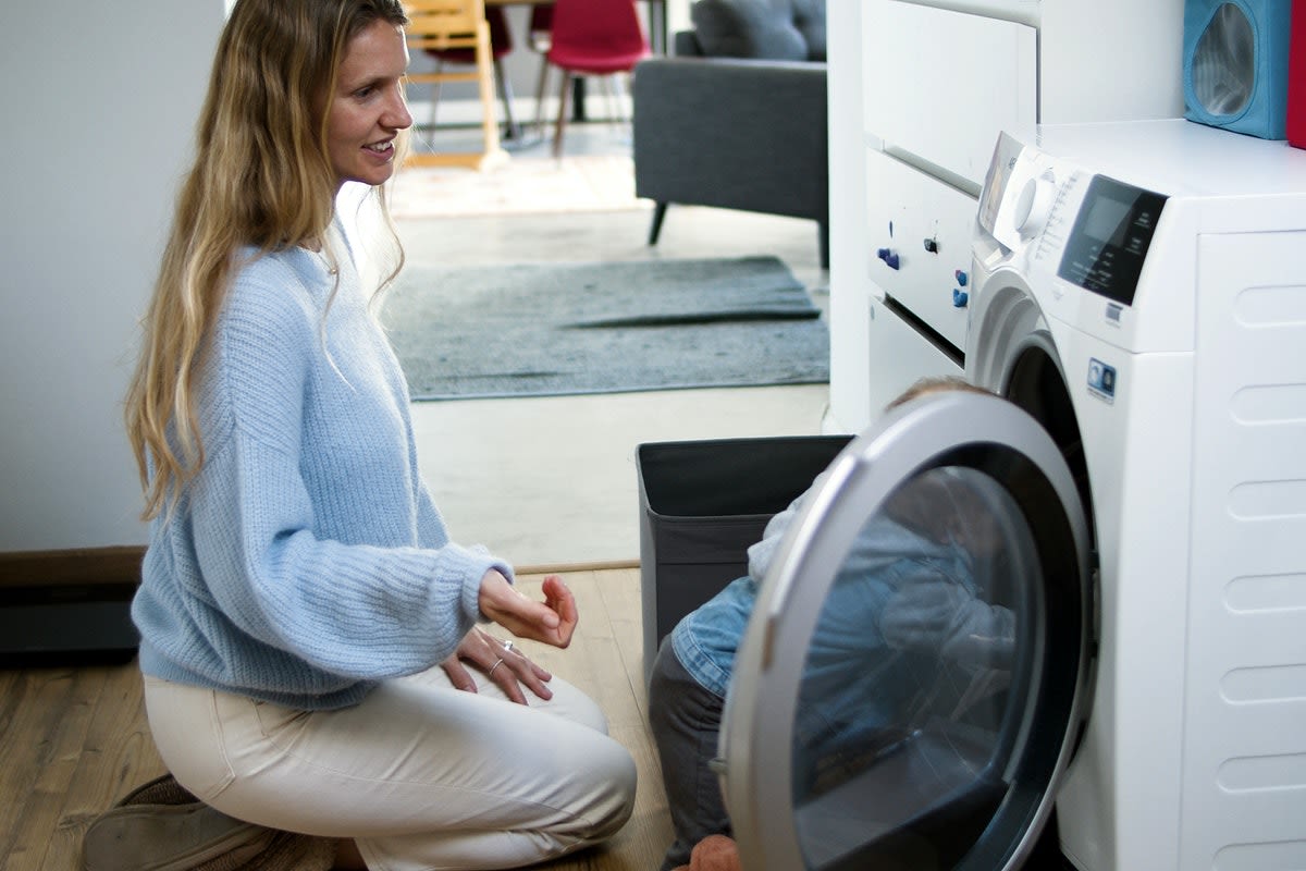 lanza una lavadora portátil para limpiar toda tu ropa aunque vayas  de viaje o a