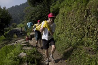 Voluntariar y caminar en Nepal, trekking con sentido social