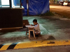 La verdadera historia del niño que fue fotografiado haciendo sus tareas en la calle