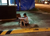 La verdadera historia del niño que fue fotografiado haciendo sus tareas en la calle