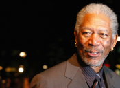 Morgan Freeman leyendo la letra de