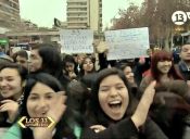 Profes de Renca despedidos tras el paro protestaron en alfombra roja de #Los33