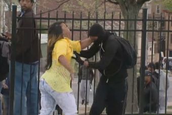 Una madre vio a su hijo en las protestas de Baltimore y esto fue lo que pasó