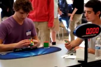 Adolescente bate récord mundial del cubo de Rubik: lo hizo en sólo 5,25 segundos