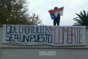 Secundarios del Liceo Confederación Suiza levantaron barricadas esta mañana