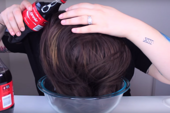 La extraña tendencia que tiene a las mujeres lavándose el pelo con Coca-Cola