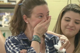 Estudiantes regalaron dinero de gira de estudios a su profesora con cáncer