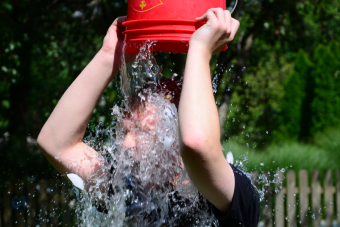 #IceBucketChallenge: 8 desafíos que terminaron en fail