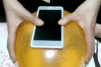 Cómo convertir un globo en una funda para smartphone