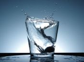 5 increíbles beneficios de tomar agua