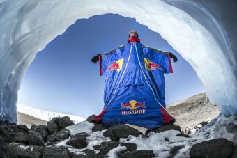 Deportista ruso salta por primera vez el Kilimanjaro, el monte más alto de África