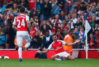 Alexis Sánchez anota 2 golazos en triunfo de Arsenal sobre el Manchester United