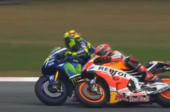 [Video] Valentino Rossi patea a Marc Márquez