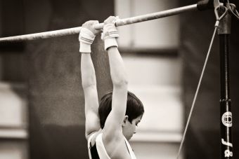 Qué beneficios tiene la gimnasia rítmica en niñas?