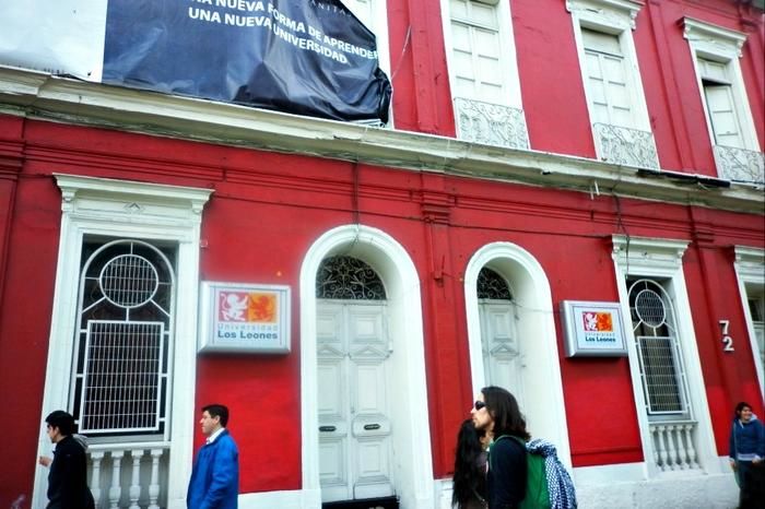 Alumnos de la U. Los Leones acusan cierre de carreras a tres semanas del  inicio de clases​ - Universitarios