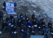 Estudiantes simularon sala de clases en el río Mapocho a modo de protesta