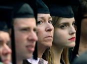 Emma Watson y su curiosa compañera de graduación