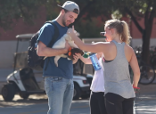 ¿Cómo reaccionan las universitarias ante un chico con un tierno perrito?